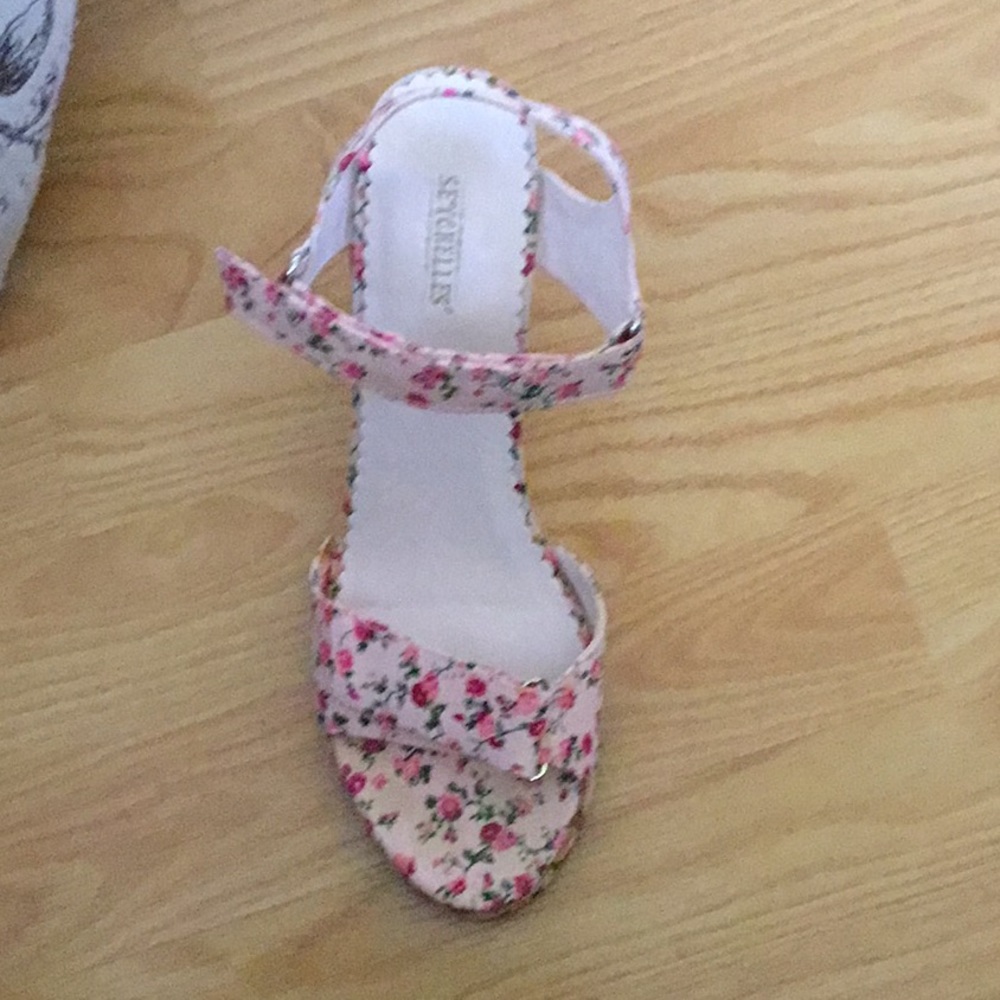 Seychelles pink flower wedge..